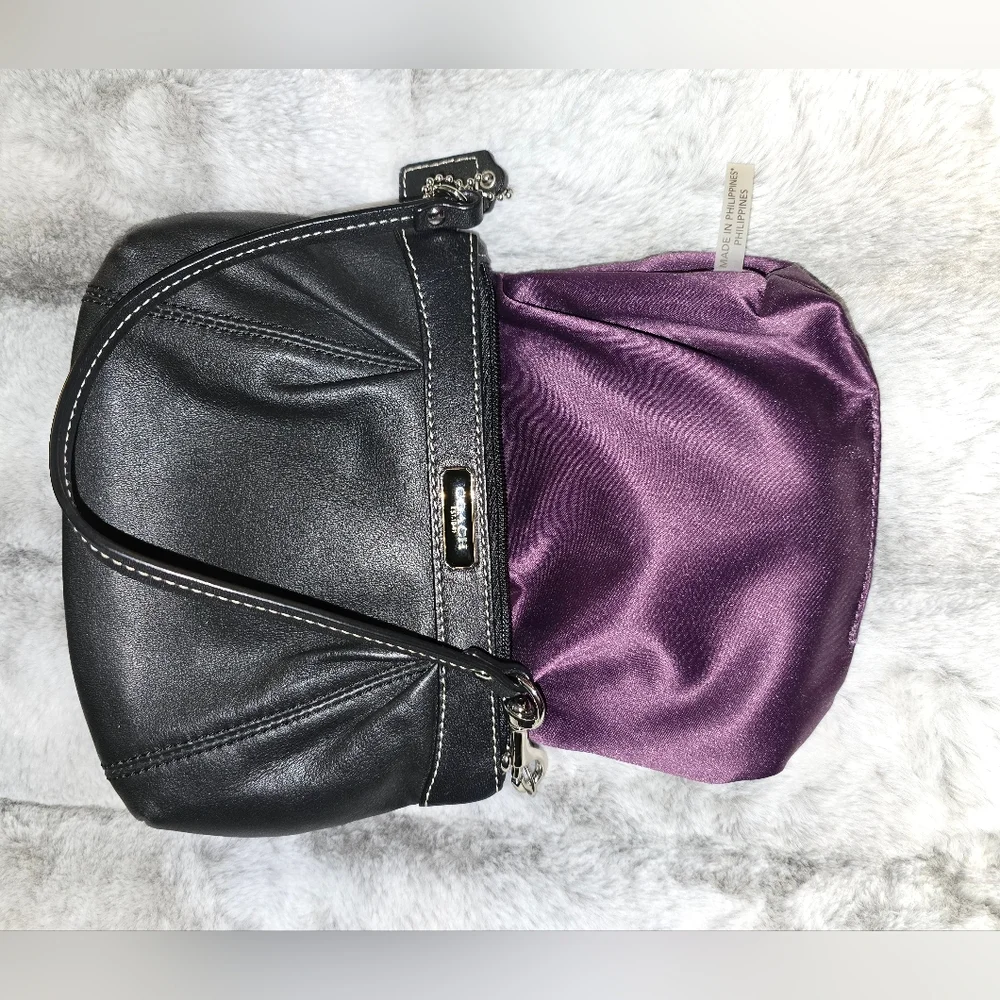 EUC Coach Madison Wristlet Black Leather Pleated with purple Satin Lining‎